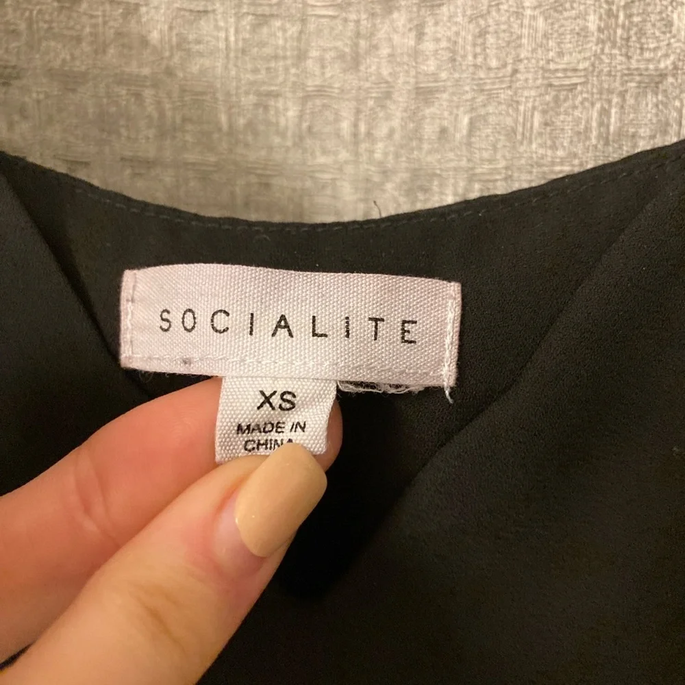 Socialite black scalloped v neck camisole - Picture 5 of 8